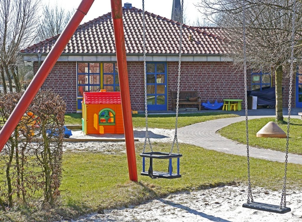 Comment prévenir les risques professionnels (TMS) en crèche ?