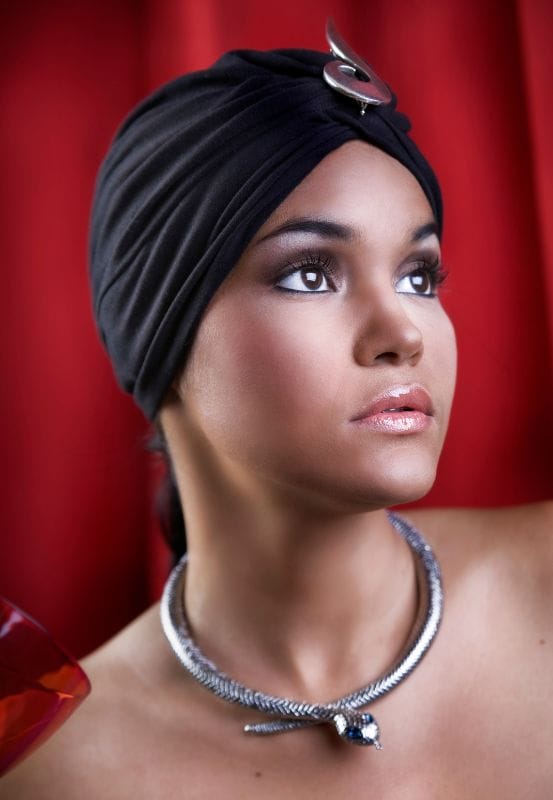 jeune femme avec un collier serpent